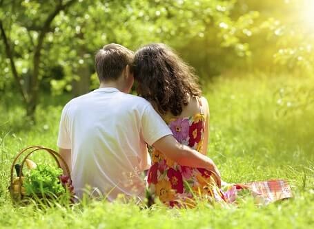 Couple-at-picnic